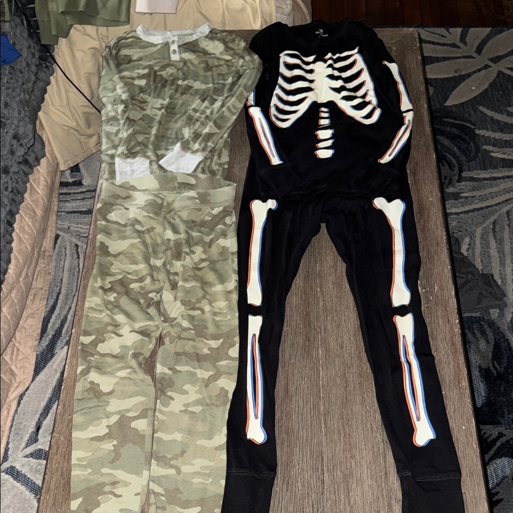 New GAP organic Camo & Skeleton Halloween glow on dark Kids pjs pajama sets 10 L